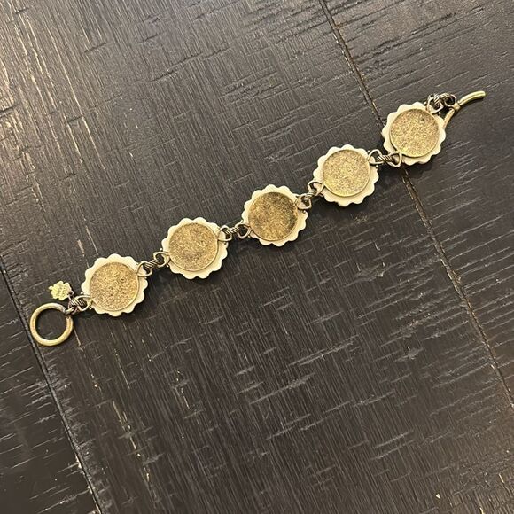 Vintage Lucky Brand Carved Roses Flowers Burnished Gold Toggle Bracelet​​​ - Picture 4 of 6